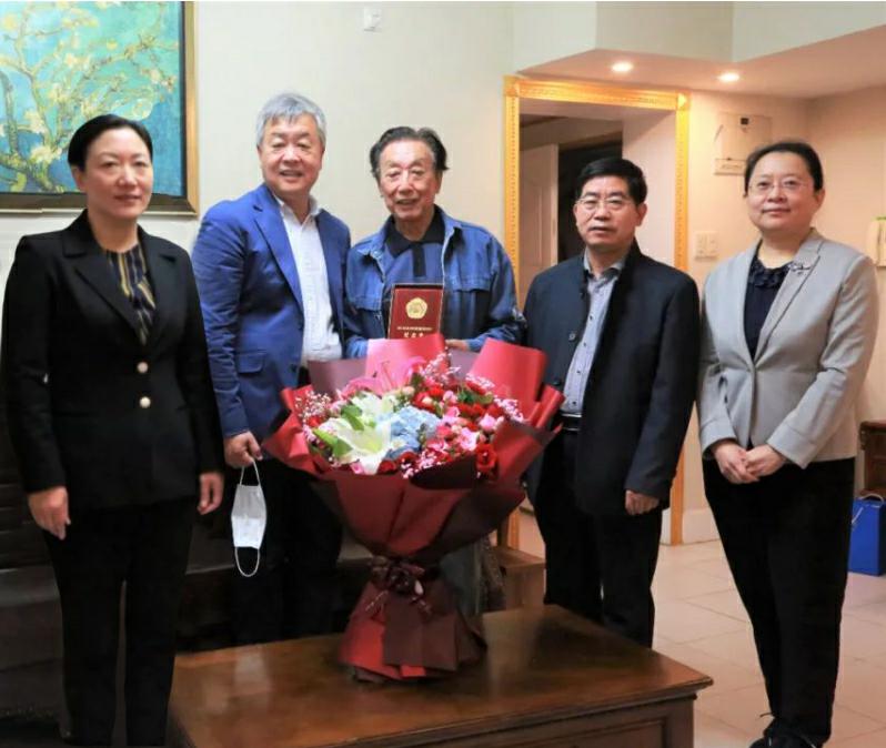 山影集團領導向抗美援朝老戰士、老同志頒發紀念章