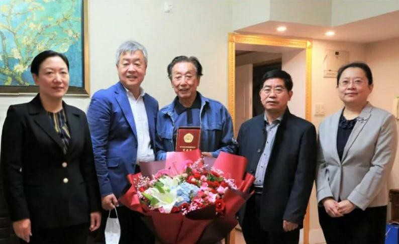 山影集團領導向抗美援朝老戰士、老同志頒發紀念章